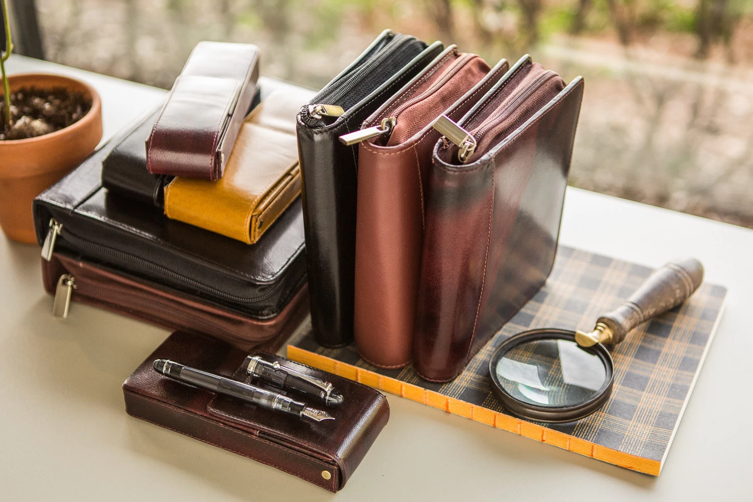 Girologio Triple Magnetic Closure Pen Case - Oxblood - Image 5