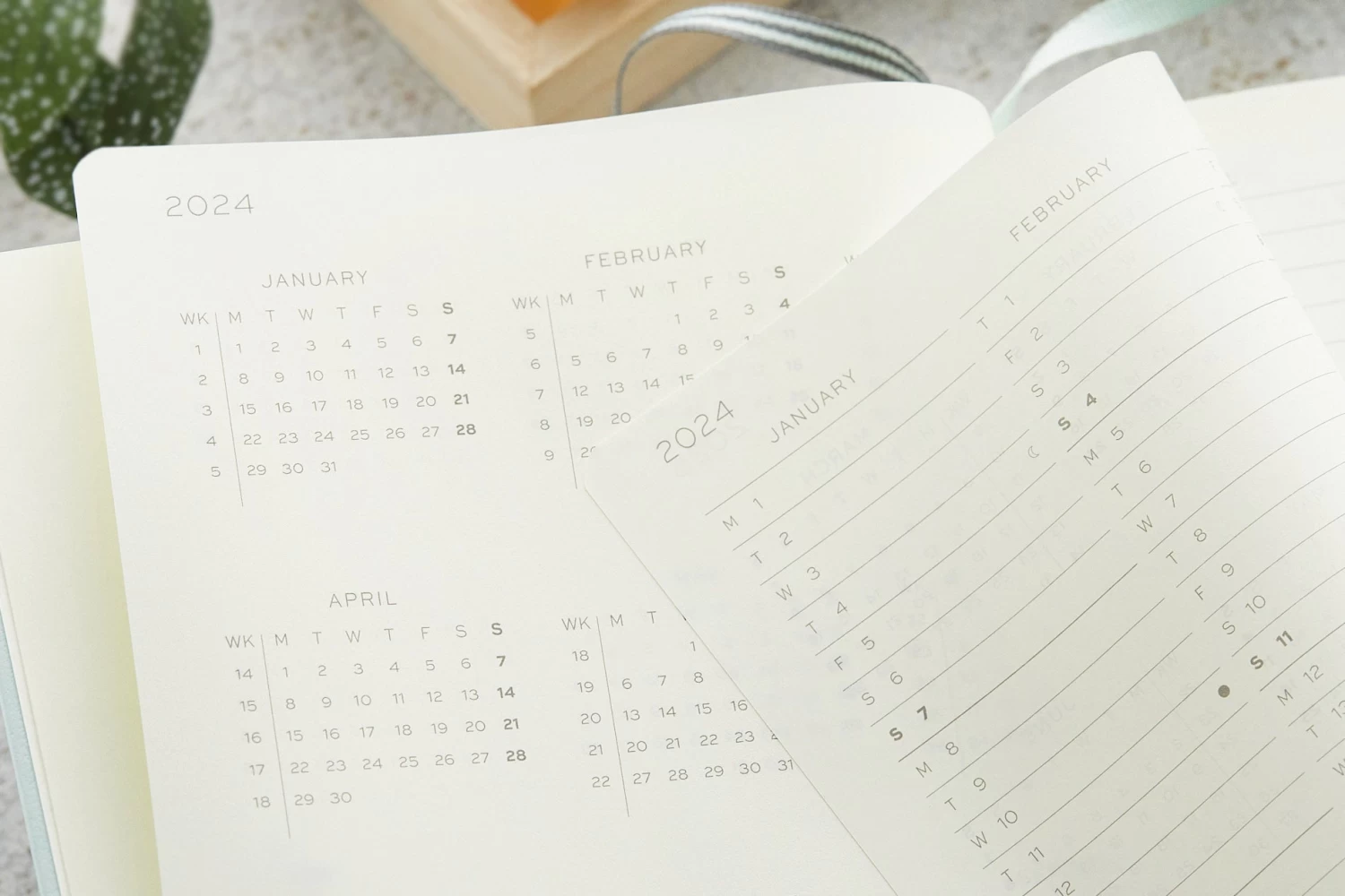 Leuchtturm1917 Medium A5 2024 Weekly Planner & Notebook - Mint Green - Image 4