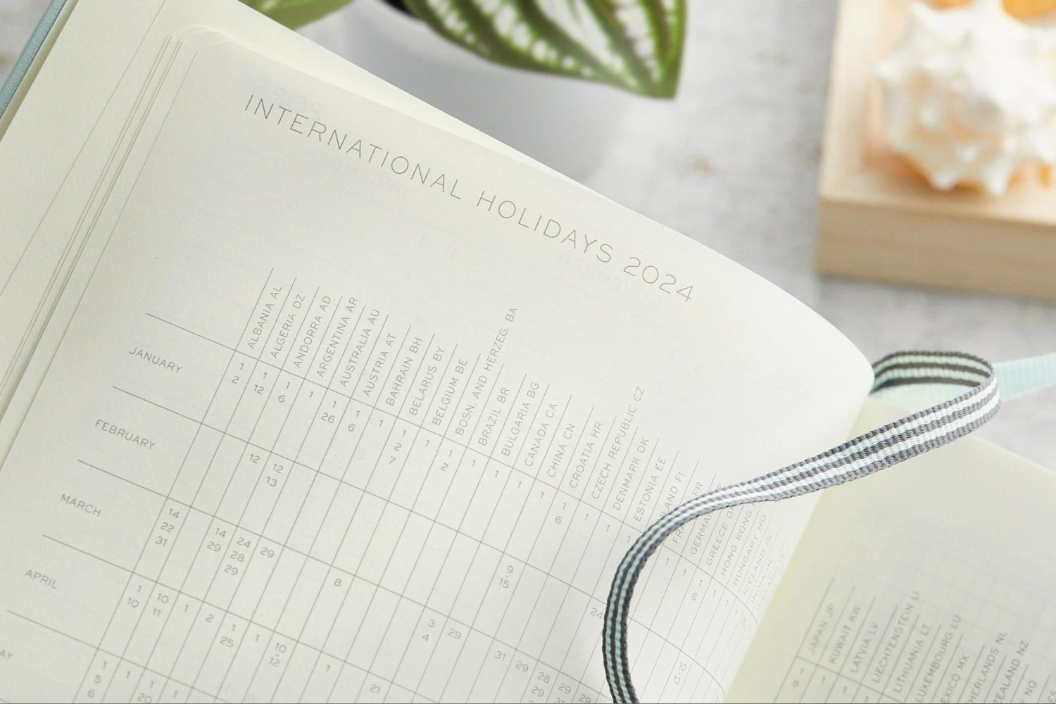 Leuchtturm1917 Medium A5 2024 Weekly Planner & Notebook - Mint Green - Image 5