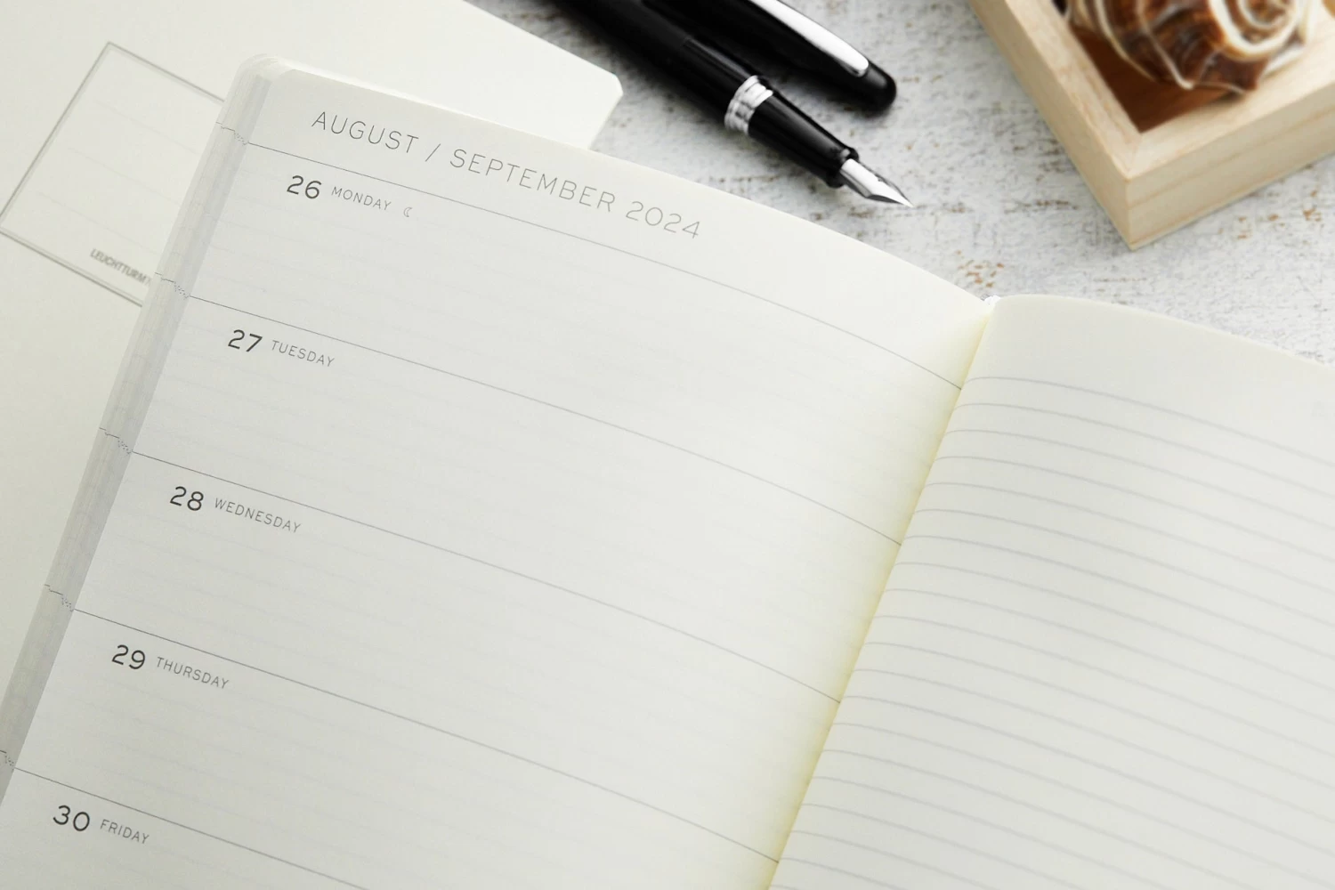 Leuchtturm1917 Medium A5 2024 Weekly Planner & Notebook - Lilac - Image 7