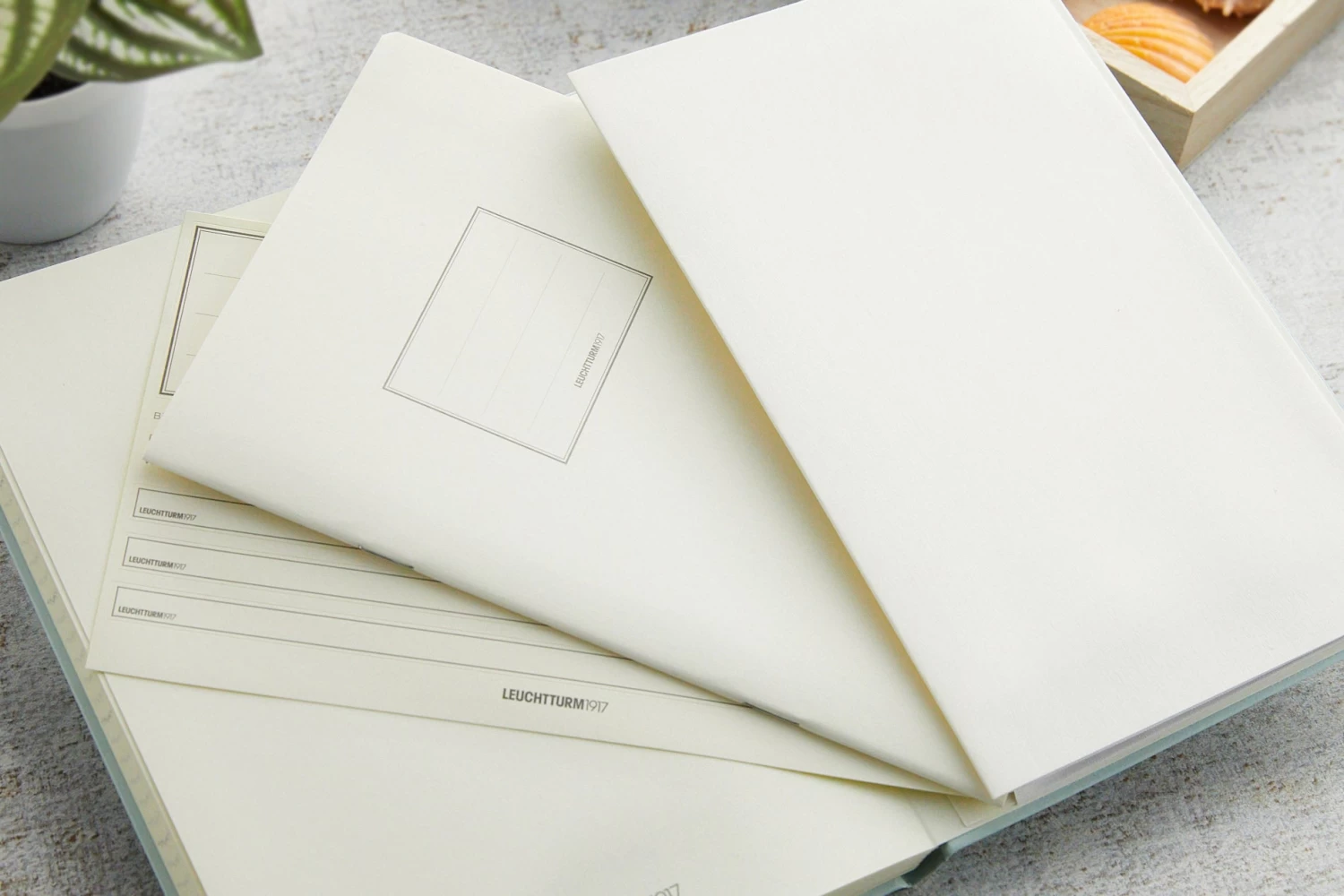 Leuchtturm1917 Medium A5 2024 Weekly Planner & Notebook - Mint Green - Image 8