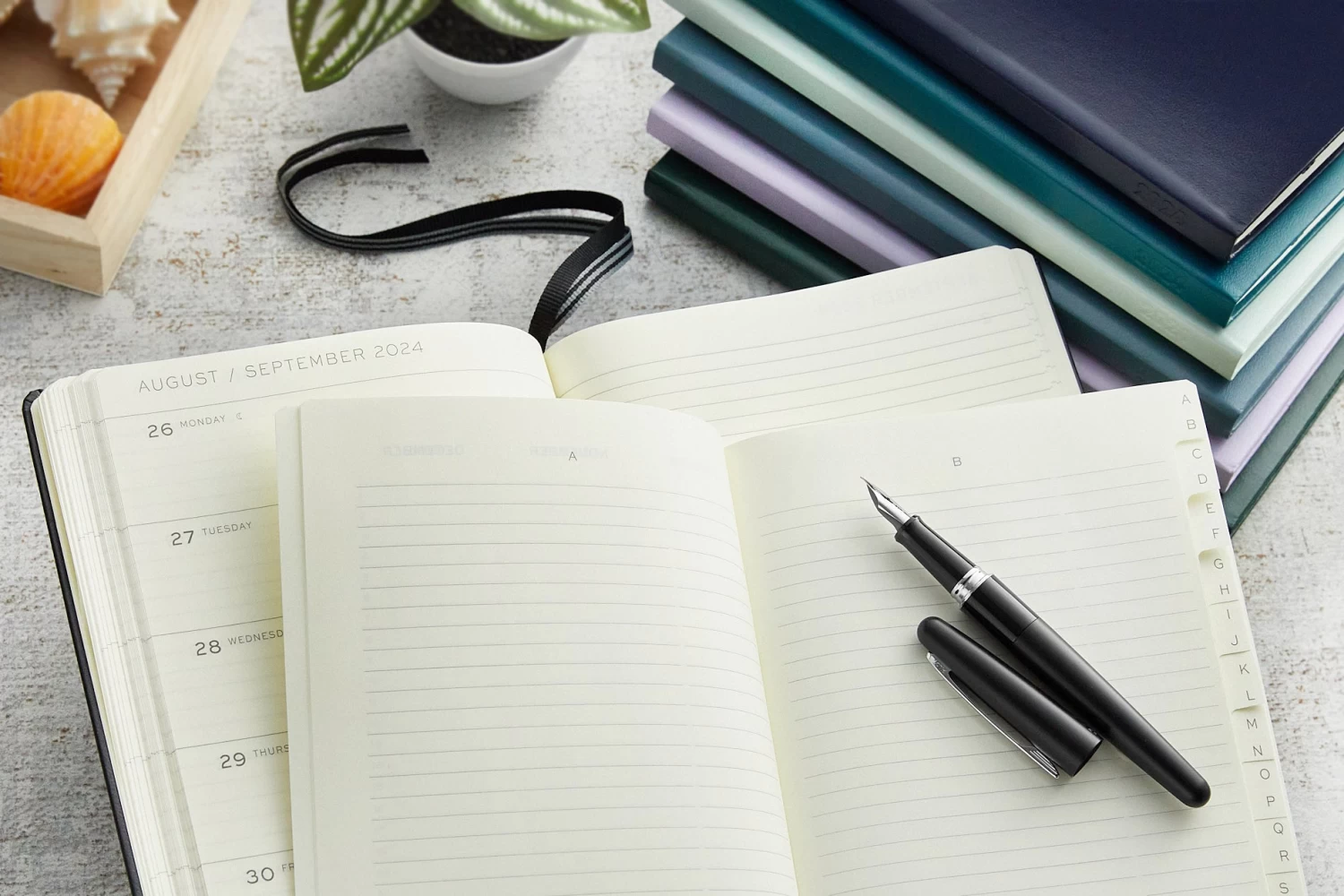 Leuchtturm1917 Medium A5 2024 Weekly Planner & Notebook - Lilac - Image 2