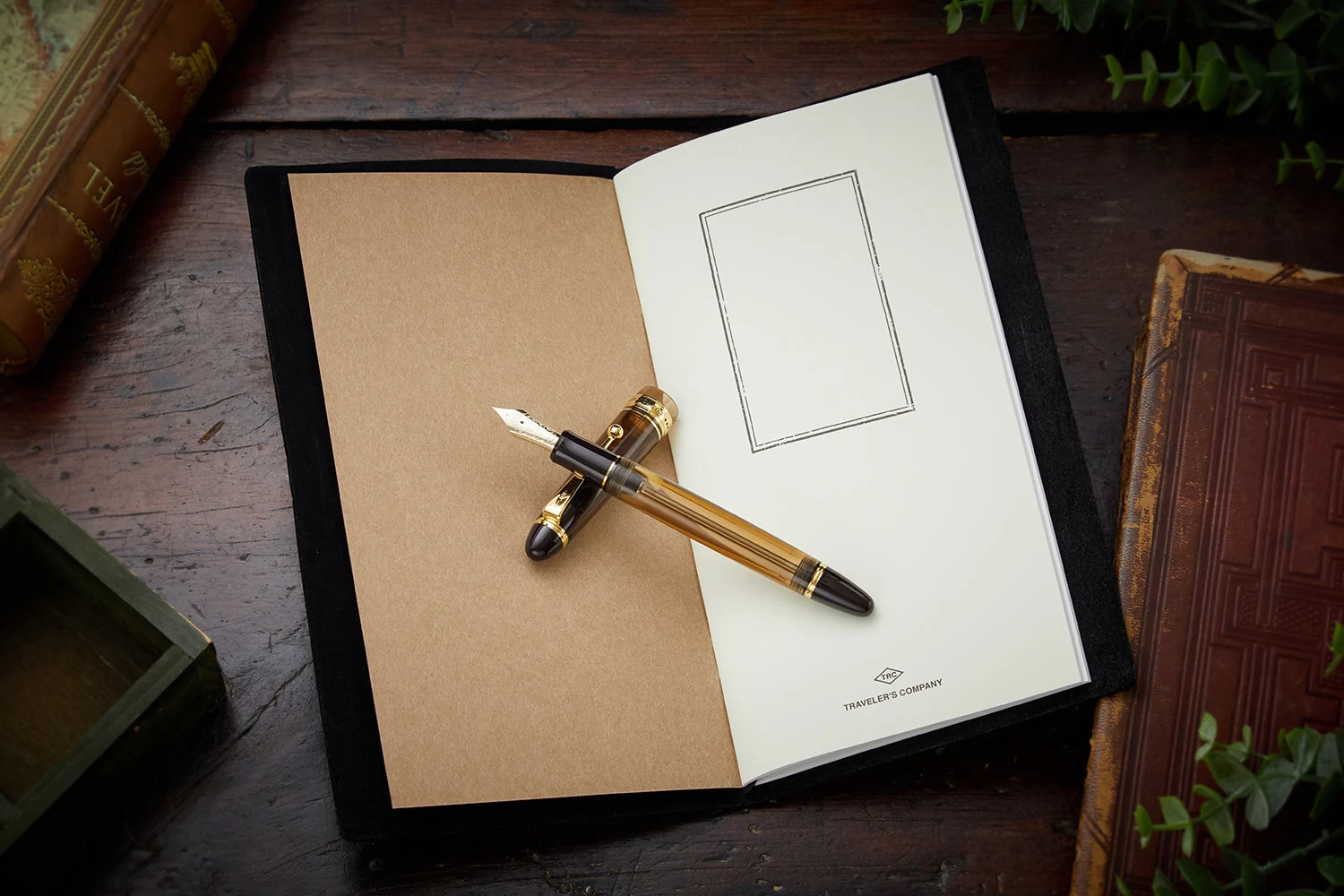 Traveler's Notebook - Black (Regular) - Image 8